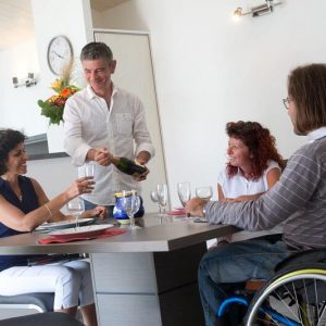 personnes en situation de handicap à table